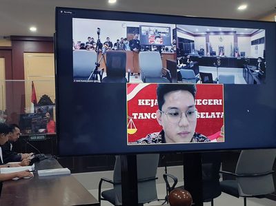 Ekspresi Indra Kenz Dituntut 15 Tahun Bui, Denda Rp 10 M