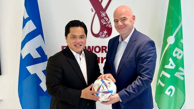 Menteri BUMN Erick Thohir bertemu dengan Presiden Federasi Sepak Bola Internasional (FIFA), Gianni Infantino di Qatar
