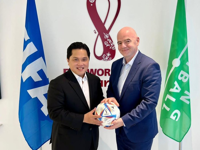 Menteri BUMN, Erick Thohir, bertemu dengan Presiden Federasi Sepakbola Internasional (FIFA), Gianni Infantino di Qatar