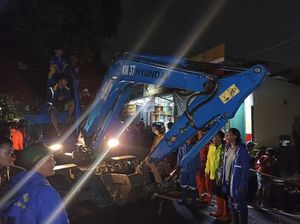 Evakuasi Reruntuhan MTsN 19 Pondok Labu, Petugas Siagakan Ekskavator