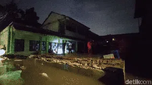 Foto-foto Lengkap Tembok Roboh di MTsN 19 Pondok Labu yang Makan Korban