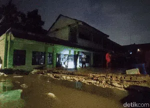 Foto-foto Lengkap Tembok Roboh di MTsN 19 Pondok Labu yang Makan Korban Foto-foto Lengkap Tembok Roboh di MTsN 19 Pondok Labu yang Makan Korban