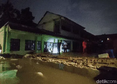 Foto-foto Lengkap Tembok Roboh di MTsN 19 Pondok Labu yang Makan Korban