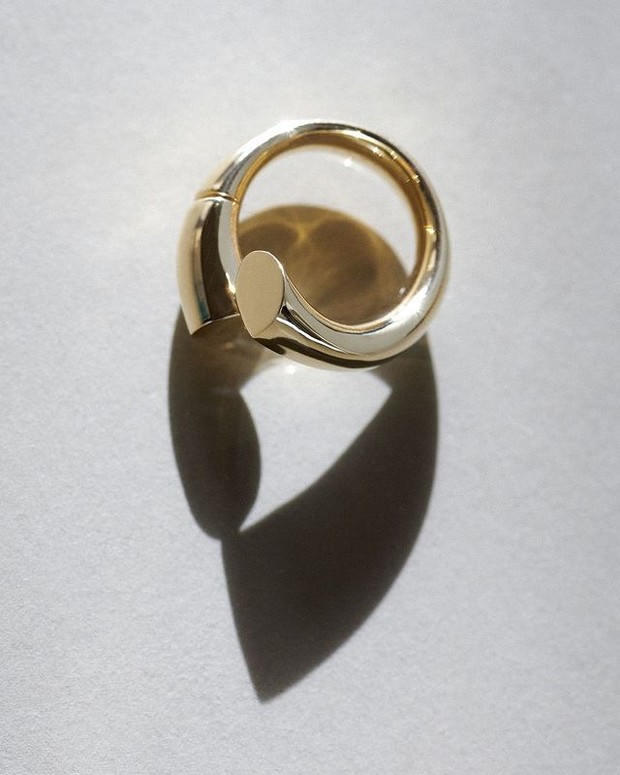 Meghan Markle mengenakan cincin dari tabayer