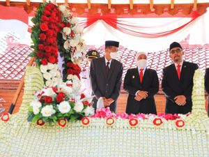 Ziarah ke Makam Gubernur Suryo, Khofifah Ajak Anak Muda Teladani Pahlawan