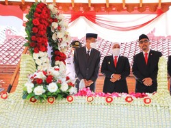 Ziarah ke Makam Gubernur Suryo, Khofifah Ajak Anak Muda Teladani Pahlawan