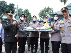 Heboh Polantas Jilat Kue HUT TNI, Polisi di Jaktim Justru Beri Kejutan