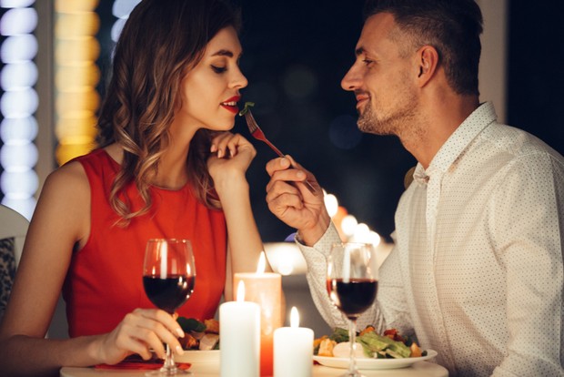 Ilustrasi dimer romantis bersama pasangan/Foto:freepik.com/drobotdean Saat menunggu hidangan makan malam datang, kamu bisa berbincang tentang jenis makanan apa yang sudah dipesan, entah itu tentang bumbu atau asal muasal makanan tersebut/Foto:freepik.com/drobotdean