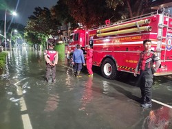 Masih Terendam Banjir, Jalan Kemang Raya Jaksel Belum Bisa Dilewati