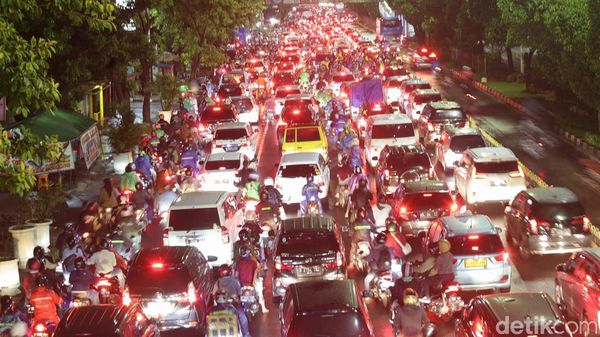 Jalan Matraman Macet hingga Mengular Panjang