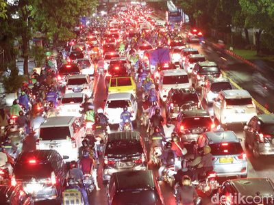 Jalan Matraman Macet hingga Mengular Panjang