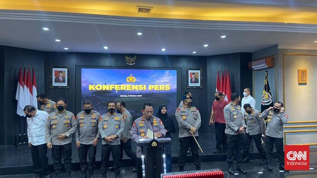 Polri menetapkan enam tersangka dalam tragedi di Stadion Kanjuruhan, Malang yang menewaskan ratusan orang termasuk suporter Arema FC.  Penetapan tersebut disampaikan Kapolri Jenderal Listyo Sigit Prabowo usai tim investigasi melakukan serangkaian penyidikan.