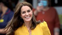 Kate Middleton yang Kembali Pakai Busana Cerah