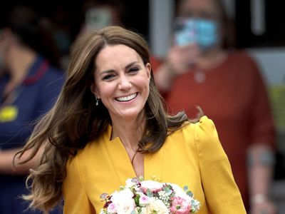 Kate Middleton yang Kembali Pakai Busana Cerah
