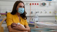 Foto: Momen Keibuan Kate Middleton Gendong Bayi Prematur di RS Bersalin
