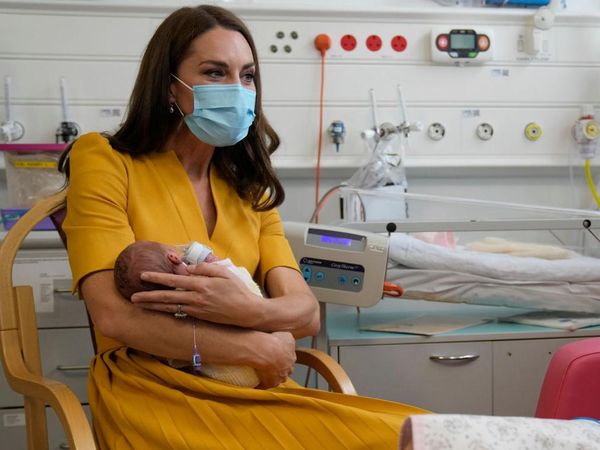 Foto: Momen Keibuan Kate Middleton Gendong Bayi Prematur di RS Bersalin