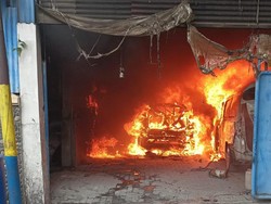 Bengkel Mobil Terbakar di Surabaya, 1 Alphard-2 Lexus Hangus!