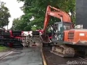 Evakuasi Truk Tangki BBM Terguling di Blitar Terkendala Rusaknya Alat Berat Evakuasi Truk Tangki BBM Terguling di Blitar Terkendala Rusaknya Alat Berat