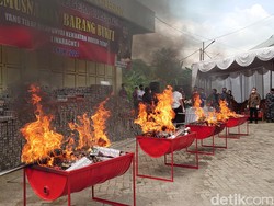 Kejari Musnahkan 74.300 Bungkus Rokok Ilegal Senilai Rp 1 Miliar