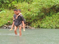 Jembatan Putus, Siswa di Mendoyo Harus Digendong Ortu Seberangi Sungai