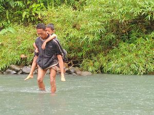 Jembatan Putus, Siswa di Mendoyo Harus Digendong Ortu Seberangi Sungai Jembatan Putus, Siswa di Mendoyo Harus Digendong Ortu Seberangi Sungai
