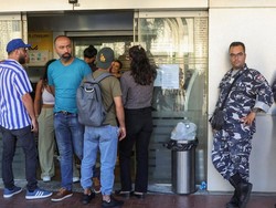 Krisis Lebanon: Bawa Pistol-Granat, Nasabah Minta Tarik Uang Tabungan