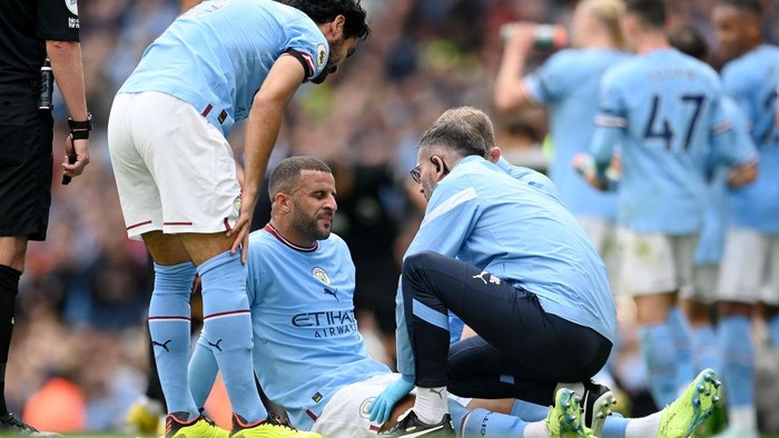 MANCHESTER, ENGLAND - OCTOBER 02: Kyle Walker of Manchester City receives medical attention during the Premier League match between Manchester City and Manchester United at Etihad Stadium on October 02, 2022 in Manchester, England. (Photo by Michael Regan/Getty Images)