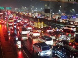 Merah! Jl TB Simatupang Macet Parah Usai Banjir Malam Ini