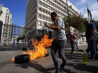 Lebanon Krisis, Warga Demo untuk Tarik Uangnya Sendiri