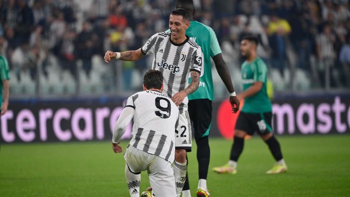 TURIN, ITALY - OCTOBER 05: (L-R) Dusan Vlahovic of Juventus FC and Angel Di Maria of Juventus FC celebrates a goal during the UEFA Champions League group H match between Juventus and Maccabi Haifa FC at Allianz Stadium on October 5, 2022 in Turin, Italy. (Photo by Stefano Guidi/Getty Images)