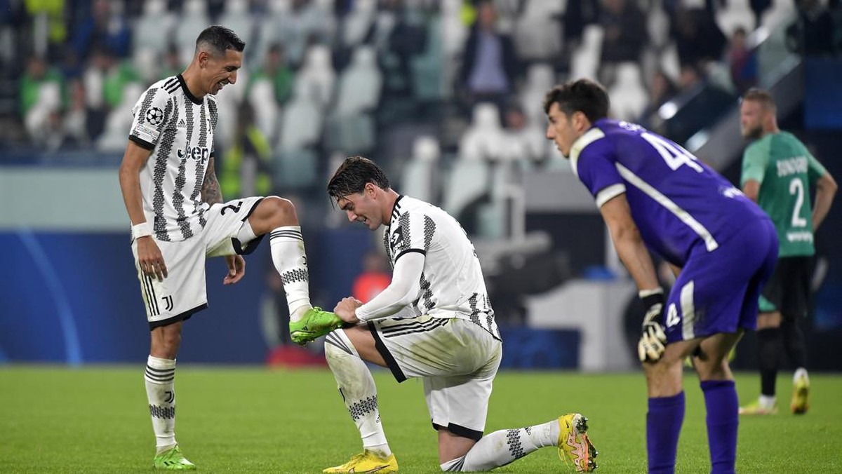 Usai mencetak gol, Dusan Vlahovic mengelap sepatu Angel Di Maria. (Foto: Juventus FC via Getty Images/Filippo Alfero - Juventus FC)