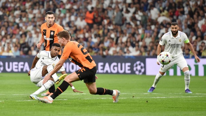 MADRID, SPAIN - OCTOBER 05: Rodrygo of Real Madrid scores their teams first goal during the UEFA Champions League group F match between Real Madrid and Shakhtar Donetsk at Estadio Santiago Bernabeu on October 05, 2022 in Madrid, Spain. (Photo by Denis Doyle/Getty Images)