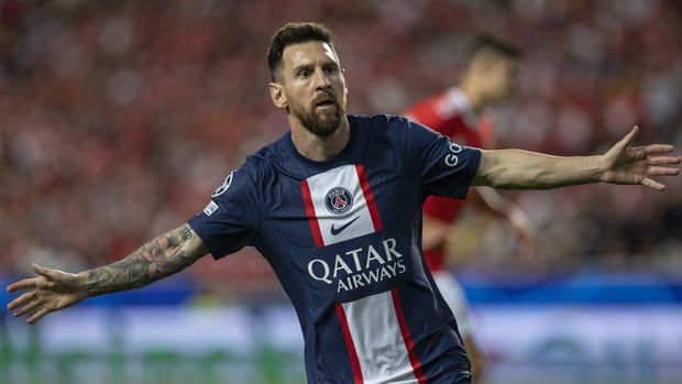 LISBON, PORTUGAL - 05 OKTOBER: Lionel Messi dari Paris Saint-Germain selama pertandingan Grup H Liga Champions UEFA antara SL Benfica dan Paris Saint-Germain pada 20 Oktober 2015 di Estadio do Sport Lisboa, e Benfica, SL .  Lisboa, Portugal.  (Foto oleh Carlos Rodriguez/Getty Images)