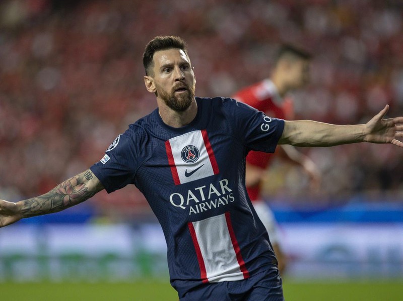 LISBON, PORTUGAL - OCTOBER 05: Lionel Messi of Paris Saint-Germain celebrates scoring Paris Saint-Germain goal during the UEFA Champions League group H match between SL Benfica and Paris Saint-Germain at Estadio do Sport Lisboa e Benfica on October 5, 2022 in Lisbon, Portugal. (Photo by Carlos Rodrigues/Getty Images)
