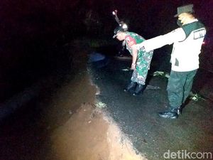 Jalur Utama Dua Kecamatan Sepanjang 25 Meter di Trenggalek Longsor