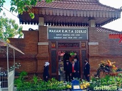 Pesan Khofifah Saat Berziarah ke Makam Gubernur Suryo