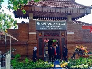 Pesan Khofifah Saat Berziarah ke Makam Gubernur Suryo Pesan Khofifah Saat Berziarah ke Makam Gubernur Suryo