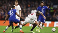 Olivier Giroud dari AC Milan (tengah), berebut bola dengan Wesley Fofana dari Chelsea (kiri), dan rekan setimnya Reece James selama. Laga Chelsea vs AC Milan berlangsung di Stamford Bridge, Kamis (6/10/2022) dini hari WIB.