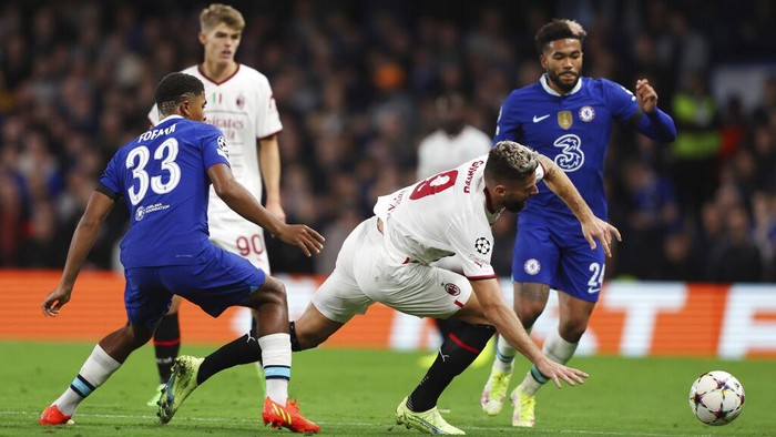 Momen Chelsea Lumat AC Milan 3 Gol Tanpa Balas AC Milan's Olivier Giroud, center, challenges for the ball with Chelsea's Wesley Fofana, left, and his teammate Reece James during a Group E soccer match between Chelsea FC and AC Milan, at Stamford Bridge stadium, in London Wednesday, Oct. 5, 2022. (AP Photo/Ian Walton)