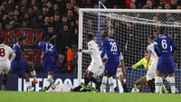 Wesley Fofana memanfaatkan kemelut untuk mencetak gol pada menit ke-24. Skor 1-0 ini bertahan sampai turun minum.