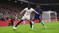 Pemain AC Milan Rafael Leao (kiri), berebut bola dengan pemain Chelsea Trevoh Chalobah. Chelsea kini naik ke posisi dua Grup E dengan empat poin, unggul catatan head to head dari AC Milan di posisi ketiga yang mengoleki poin sama. RB Salzburg masih memimpin dengan lima poin, sedangkan Dinamo Zagreb di dasar klasemen dengan tiga poin.