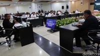 Rapat koordinasi terkait evaluasi dan perbaikan prosedur pengamanan penyelenggaraan sepakbola Indonesia ini juga dihadiri sejumlah pejabat terkait.