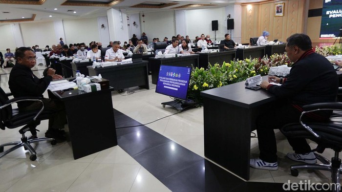 Momen Menpora Rakor Evaluasi Penyelenggaraan Sepakbola Buntut Kanjuruhan Kemenpora menggelar rapat koordinasi terkait evaluasi dan perbaikan prosedur pengamanan penyelenggaraan sepakbola Indonesia. Rakor digelar buntut Tragedi Kanjuruhan. Menteri Pemuda dan Olahraga Zainudin Amali memimpin rapat koordinasi di Wisma Menpora, Kemenpora, Jakarta Pusat, Kamis (6/10/2022).