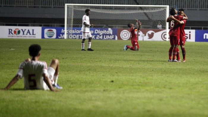 Pesepak bola Timnas U-17 Indonesia Arkhan Kaka Putra (tengah) melakukan selebrasi setelah mencetak gol ke gawang Timnas U-17 Uni Emirat Arab dalam laga kualifikasi Grup B Piala Asia U-17 2023 di Stadion Pakansari, Kabupaten Bogor, Jawa Barat, Rabu (5/10/2022). Indonesia menang dengan skor 3-2. ANTARA FOTO/Yulius Satria Wijaya/aww.