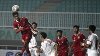 Pesepak bola Timnas U-17 Indonesia Sultan Zaky Pramana (kiri) menyundul bola dibayangi pesepak bola Timnas U-17 Uni Emirat Arab Ali Jabeer Sayah (kedua kiri) dalam laga kualifikasi Grup B Piala Asia U-17 2023 di Stadion Pakansari, Kabupaten Bogor.