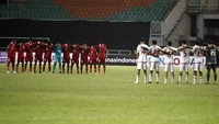 Sejumlah pemain Timnas U-17 Indonesia dan Timnas U-17 Uni Emirat Arab mengheningkan cipta (minute of silence) untuk para korban Tragedi Stadion Kanjuruhan Malang sebelum laga dimulai.