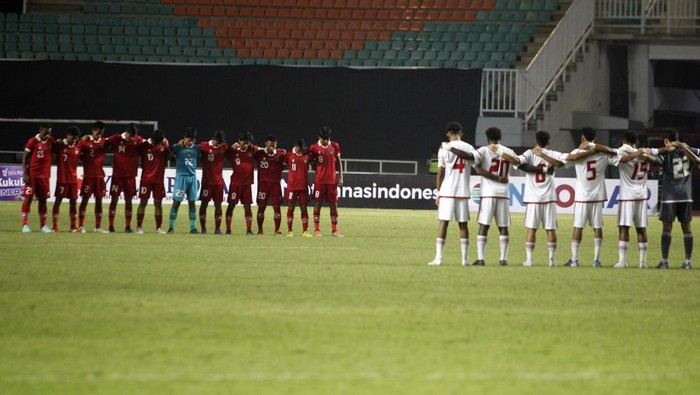 Pesepak bola Timnas U-17 Indonesia Arkhan Kaka Putra (tengah) melakukan selebrasi setelah mencetak gol ke gawang Timnas U-17 Uni Emirat Arab dalam laga kualifikasi Grup B Piala Asia U-17 2023 di Stadion Pakansari, Kabupaten Bogor, Jawa Barat, Rabu (5/10/2022). Indonesia menang dengan skor 3-2. ANTARA FOTO/Yulius Satria Wijaya/aww.