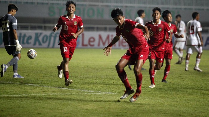 Pesepak bola Timnas U-17 Indonesia Arkhan Kaka Putra (tengah) melakukan selebrasi setelah mencetak gol ke gawang Timnas U-17 Uni Emirat Arab dalam laga kualifikasi Grup B Piala Asia U-17 2023 di Stadion Pakansari, Kabupaten Bogor, Jawa Barat, Rabu (5/10/2022). Indonesia menang dengan skor 3-2. ANTARA FOTO/Yulius Satria Wijaya/aww.