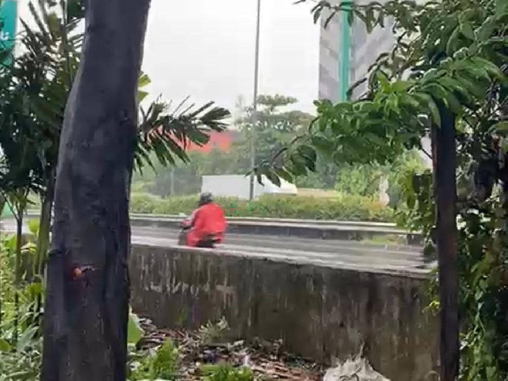 Pemotor Masuk Tol Buntut Jalan TB Simatupang Arah Pondok Indah Banjir