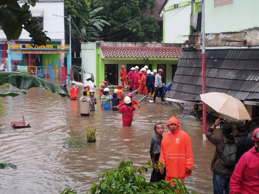 Tembok MTsN 19 Jakarta Selatan Roboh Saat Siswa Sedang Bermain